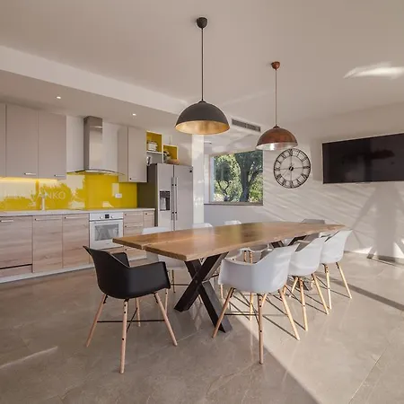 Yanko, Large Pool Stunning Sea View Villa *