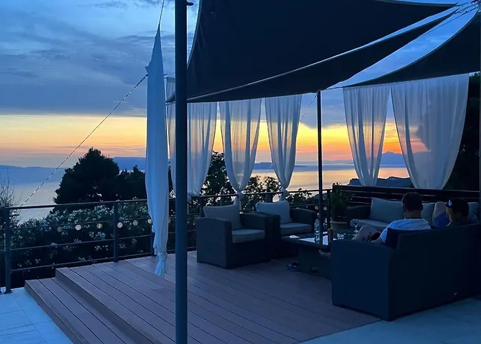 Yanko, Large Pool Stunning Sea View Villa *